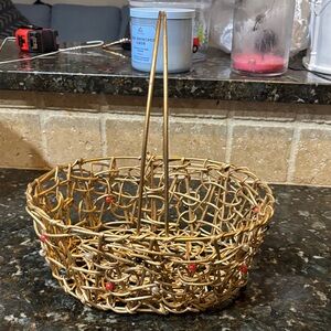 Basket weaved with pearls